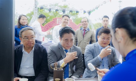 Du khách đổ về Huế để khám phá “thế giới trà” lần đầu xuất hiện