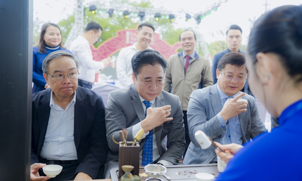 Lãnh đạo thành phố Huế thưởng trà tại Liên hoan Trà Quốc tế – Huế 2025.