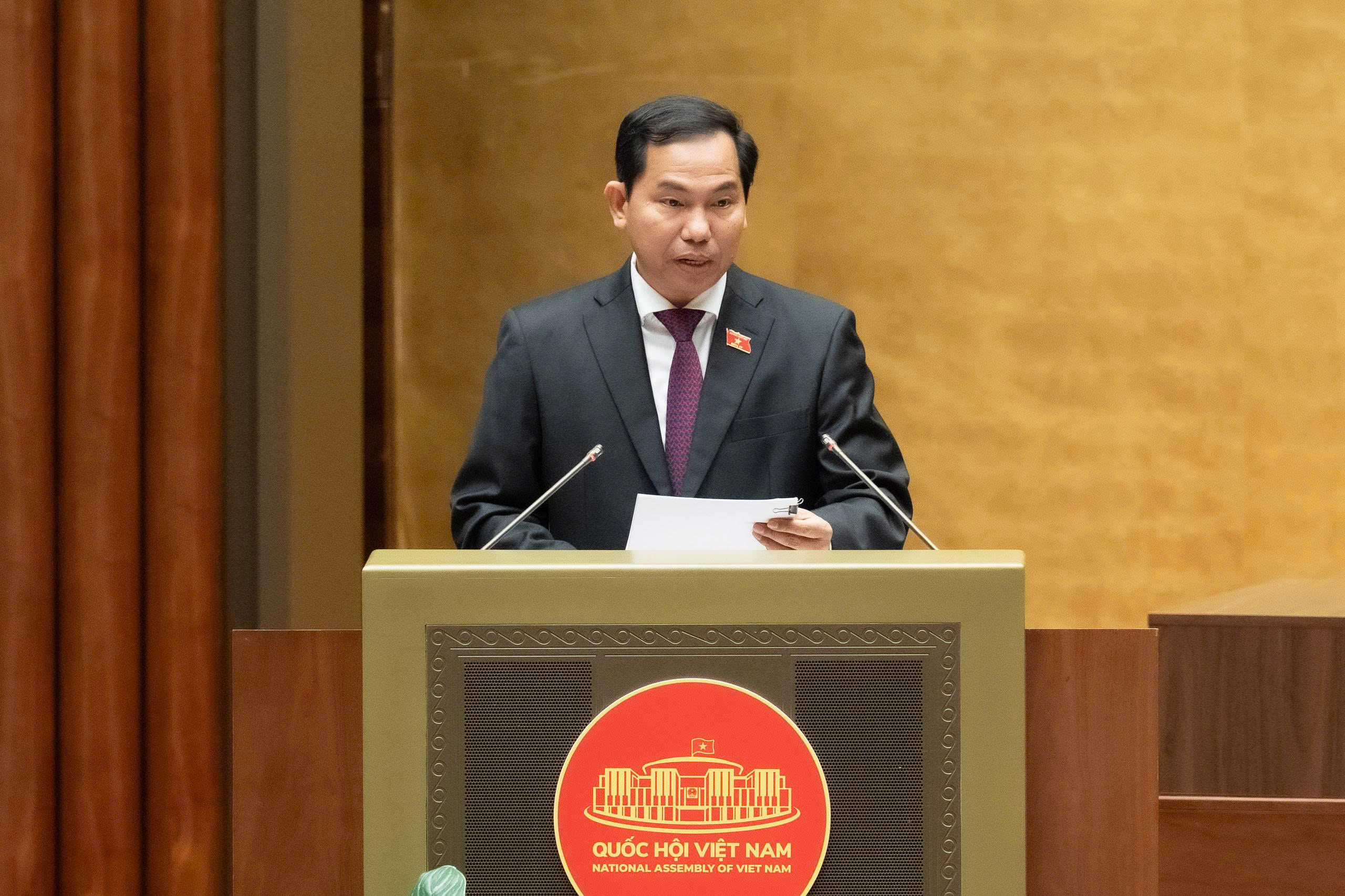 Ủy viên Ủy ban Thường vụ Quốc hội, Tổng Thư ký Quốc hội, Chủ nhiệm Văn phòng Quốc hội Lê Quang Mạnh trình bày dự thảo Nghị quyết Kỳ họp thứ 10. Ảnh: Quốc hội.