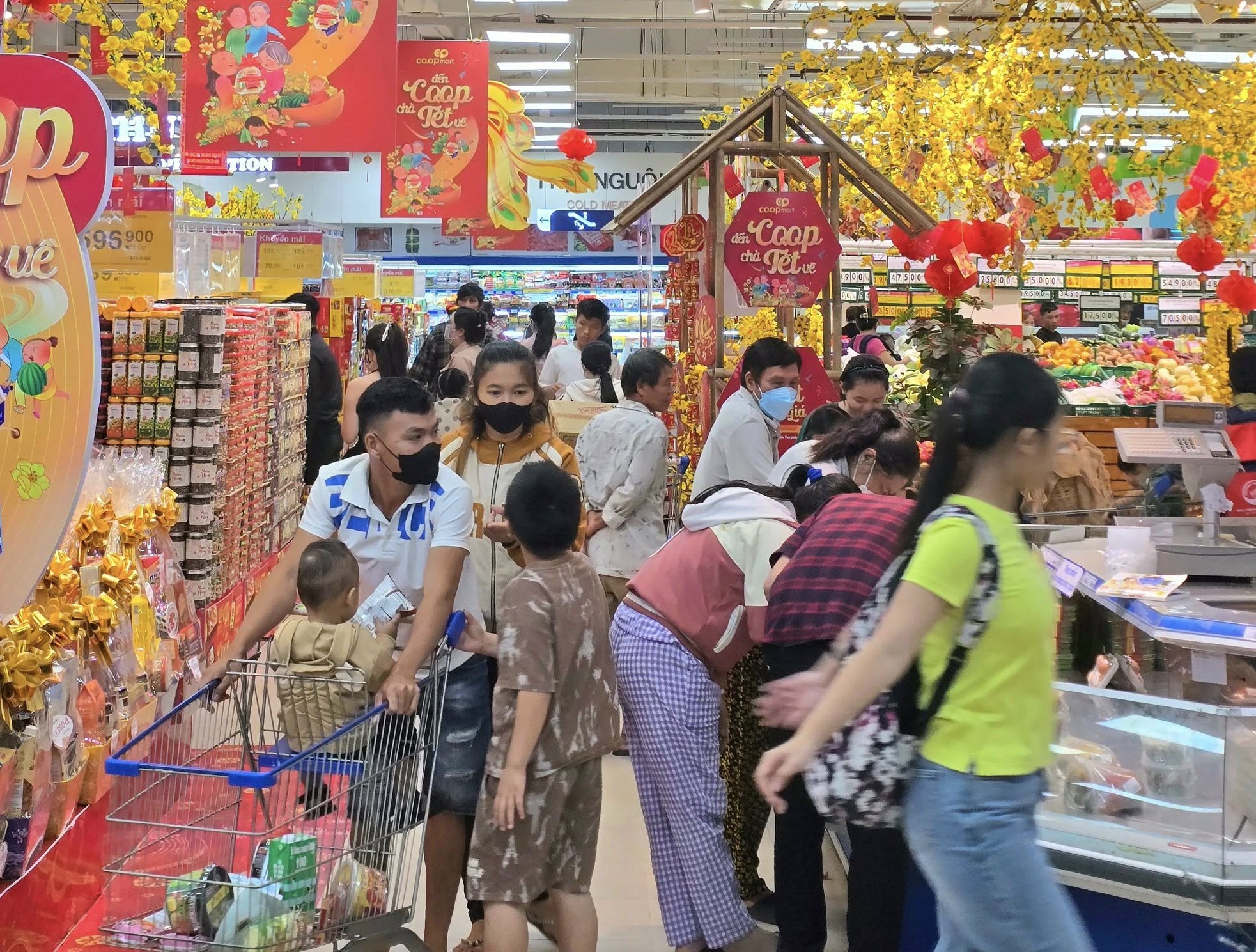 Chi phí sinh hoạt tăng cao, dẫn đến việc người tiêu dùng vẫn chi tiêu mùa Tết nhưng có sự chọn lọc.