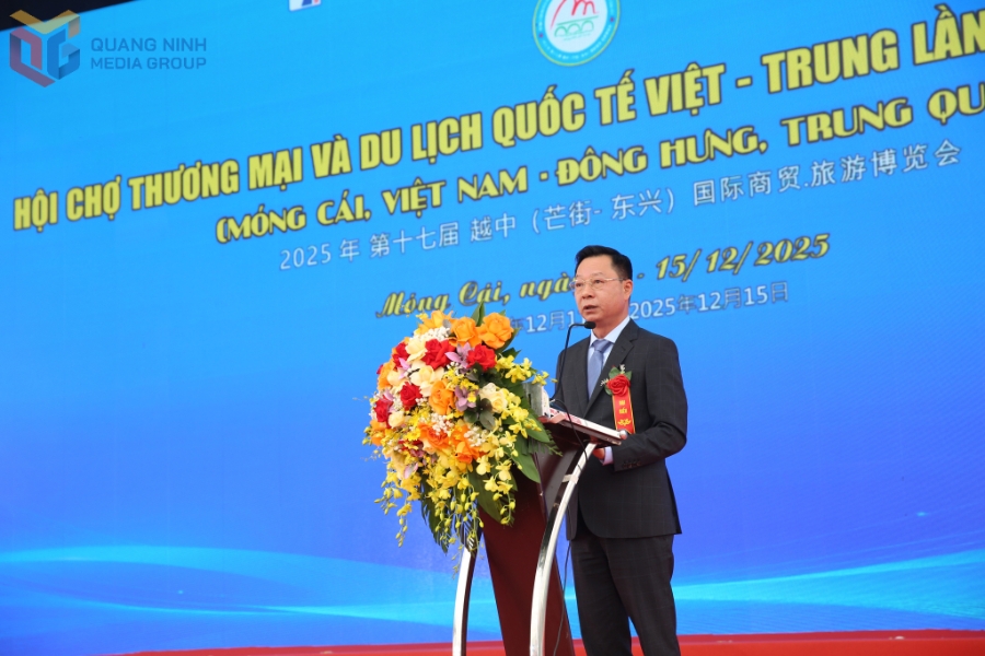 Ông Lê Văn Ánh, Phó Chủ tịch UBND tỉnh Quảng Ninh, phát biểu khai mạc hội chợ.