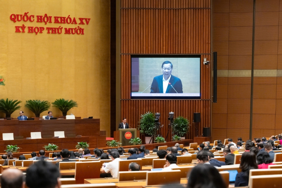 Ủy viên Ủy ban Thường vụ Quốc hội Phan Văn Mãi trình bày Báo cáo tiếp thu, chỉnh lý và giải trình dự án Luật Phục hồi, phá sản. Ảnh: Quốc hội.