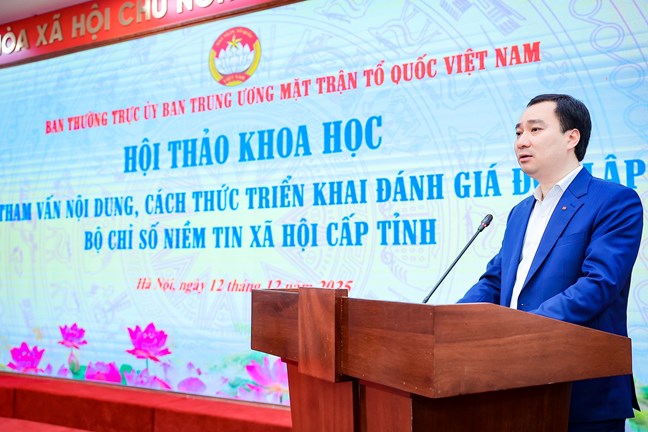 Ông Vũ Văn Tiến, Ủy viên Đoàn Chủ tịch, Trưởng Ban Tuyên giáo Cơ quan Ủy ban Trung ương Mặt trận Tổ quốc Việt Nam phát biểu đề dẫn tại Hội thảo. Ảnh: Mặt trận.