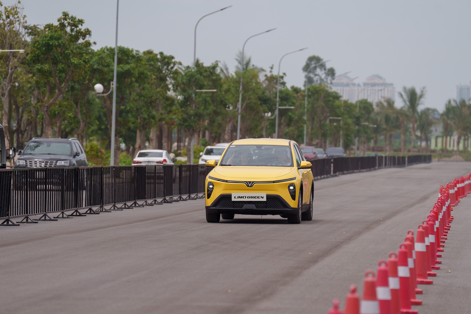 <i>Sự vươn lên mạnh mẽ của Limo Green trong vòng vài tháng qua cho thấy một bộ mặt khác của thị trường khi nhu cầu mua xe để kinh doanh dịch vụ đang tăng trưởng cực kỳ mạnh mẽ, thậm chí còn vượt qua nhu cầu mua xe phục vụ gia đình vốn là động lực truyền thống của thị trường.</i>