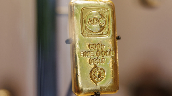 Giá vàng nhảy lên đỉnh gần 2 tháng, giá bạc lập kỷ lục mới