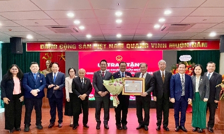 Liên đoàn các tổ chức kỹ sư ASEAN (AFEO) đã giúp đội ngũ kỹ sư Việt Nam ngày càng hội nhập sâu rộng, tự tin hơn về trình độ và vị thế trong khu vực; góp phần hình thành Cộng đồng ASEAN gắn kết và chủ động thích ứng… (Ảnh: Lãnh đạo Liên hiệp Hội Việt Nam chụp ảnh kỷ niệm với ông Simon Yeong Chin Chow, Trưởng Ban, Ủy Ban Đăng bạ kỹ sư ASEAN, Liên đoàn AFEO)