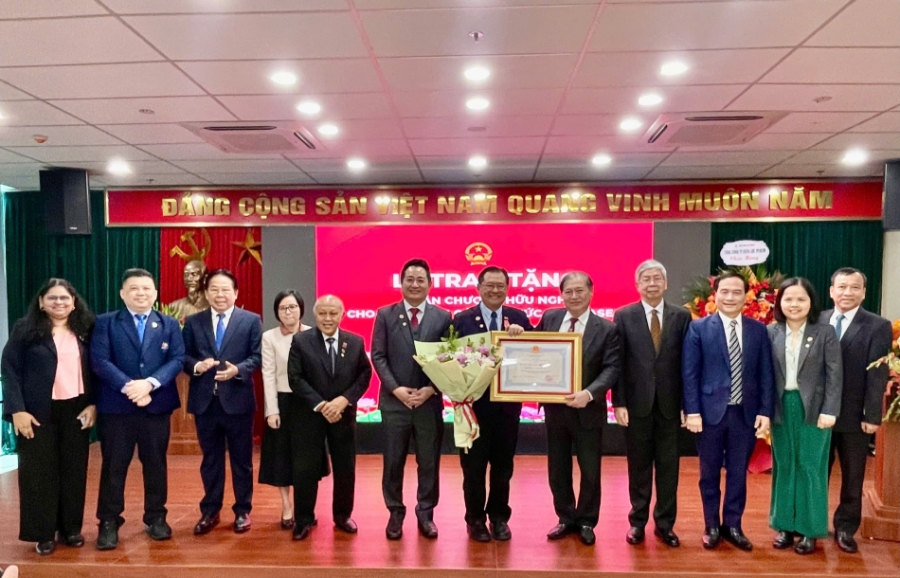 Liên đoàn các tổ chức kỹ sư ASEAN (AFEO) đã giúp đội ngũ kỹ sư Việt Nam ngày càng hội nhập sâu rộng, tự tin hơn về trình độ và vị thế trong khu vực; góp phần hình thành Cộng đồng ASEAN gắn kết và chủ động thích ứng… (Ảnh: Lãnh đạo Liên hiệp Hội Việt Nam chụp ảnh kỷ niệm với ông Simon Yeong Chin Chow, Trưởng Ban, Ủy Ban Đăng bạ kỹ sư ASEAN, Liên đoàn AFEO)