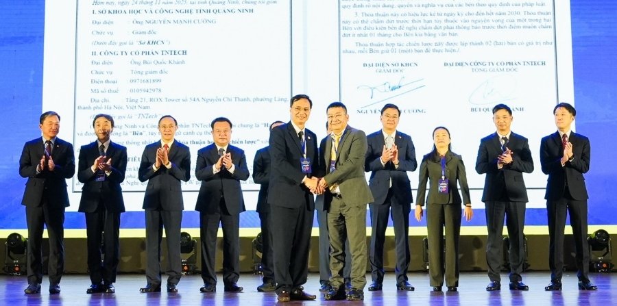 Ông Bùi Quốc Khánh, Tổng giám đốc TNTech (bên phải) và đại diện Sở Khoa học và Công nghệ Quảng Ninh tại buổi ký kết biên bản ghi nhớ.