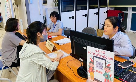 Người lao động đăng ký tìm kiếm việc làm tại Sàn việc làm Hà Nội. Ảnh: TH.