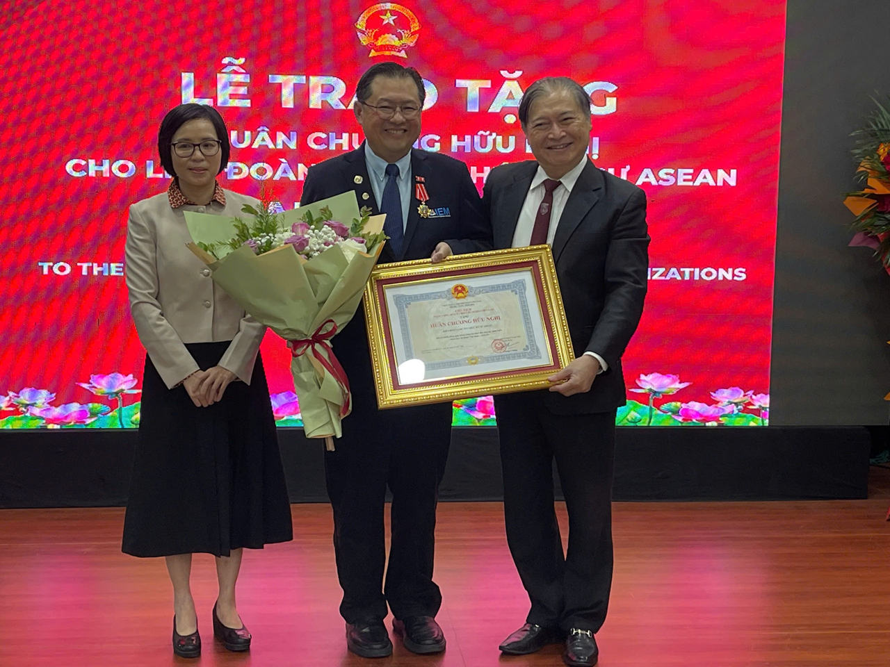 TSKH Phan Xuân Dũng, Chủ tịch Liên Hiệp hội Việt Nam và Bà Nguyễn Thị Kiều Vân, Phó Cục trưởng Cục Ngoại vụ và Ngoại giao văn <span class=