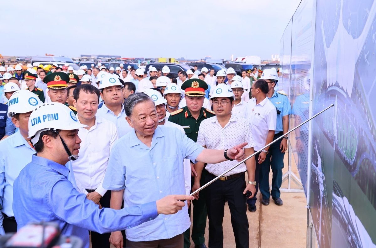 Tổng Bí thư Tô Lâm kiểm tra hiện trường Dự án đầu tư xây dựng Cảng HKQT Long Thành hồi tháng 11/2025.