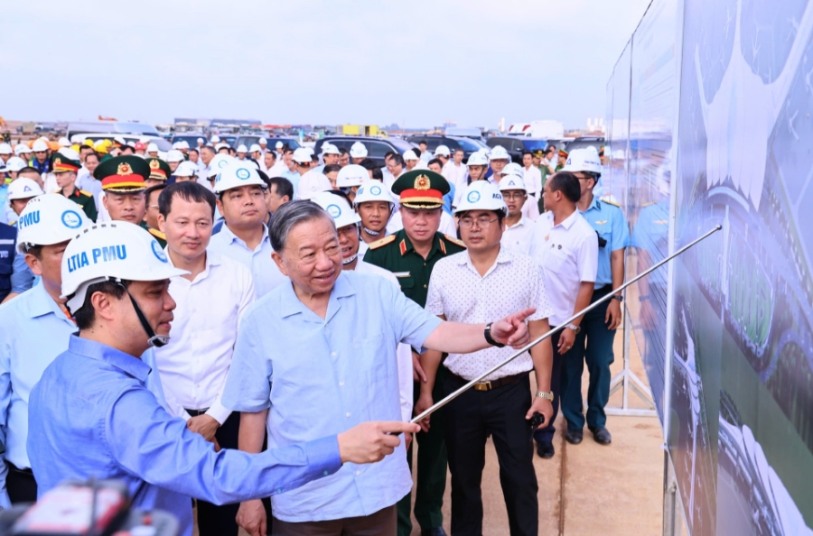 Tổng Bí thư Tô Lâm kiểm tra hiện trường Dự án đầu tư xây dựng Cảng HKQT Long Thành hồi tháng 11/2025.