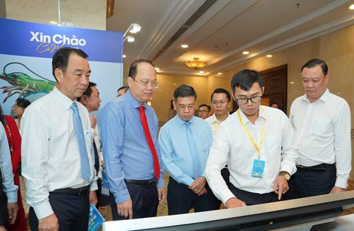 Đại biểu tham quan cơ sở dữ liệu 3D về dự án mời gọi đầu tư tại các gian trưng bày.