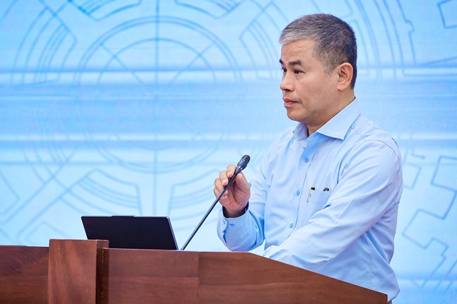 TS. Bùi Phương Đình, Phó Giám đốc, Học viện Hành chính và Quản trị công, Học viện Chính trị quốc gia Hồ Chí Minh phát biểu tại Hội thảo. Ảnh: Mặt trận.