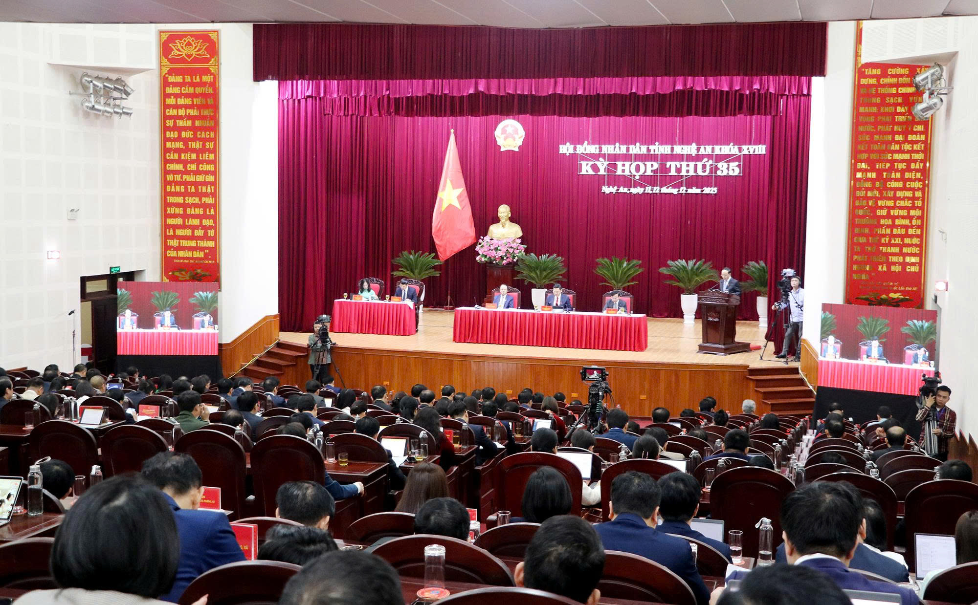 Quang cảnh kỳ họp