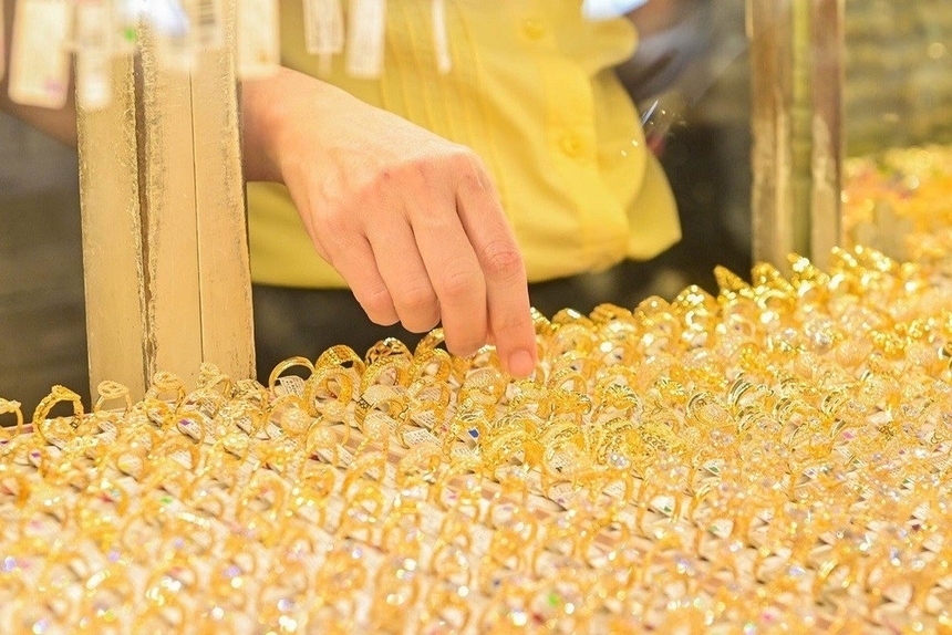 Chênh lệch giá vàng nhẫn “4 số 9” và vàng thế giới giảm hơn 61% 