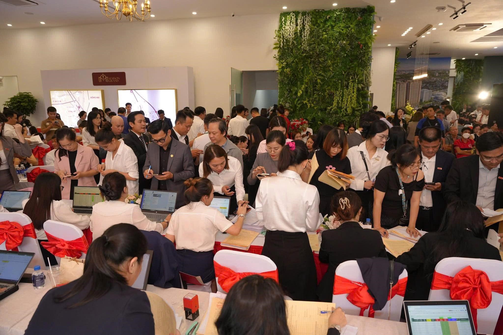 Lượng khách ghé Nhà điều hành Maison Grand gia tăng, trong đó không ít người đến để quan sát tiến độ thực tế và trải nghiệm căn hộ mẫu.