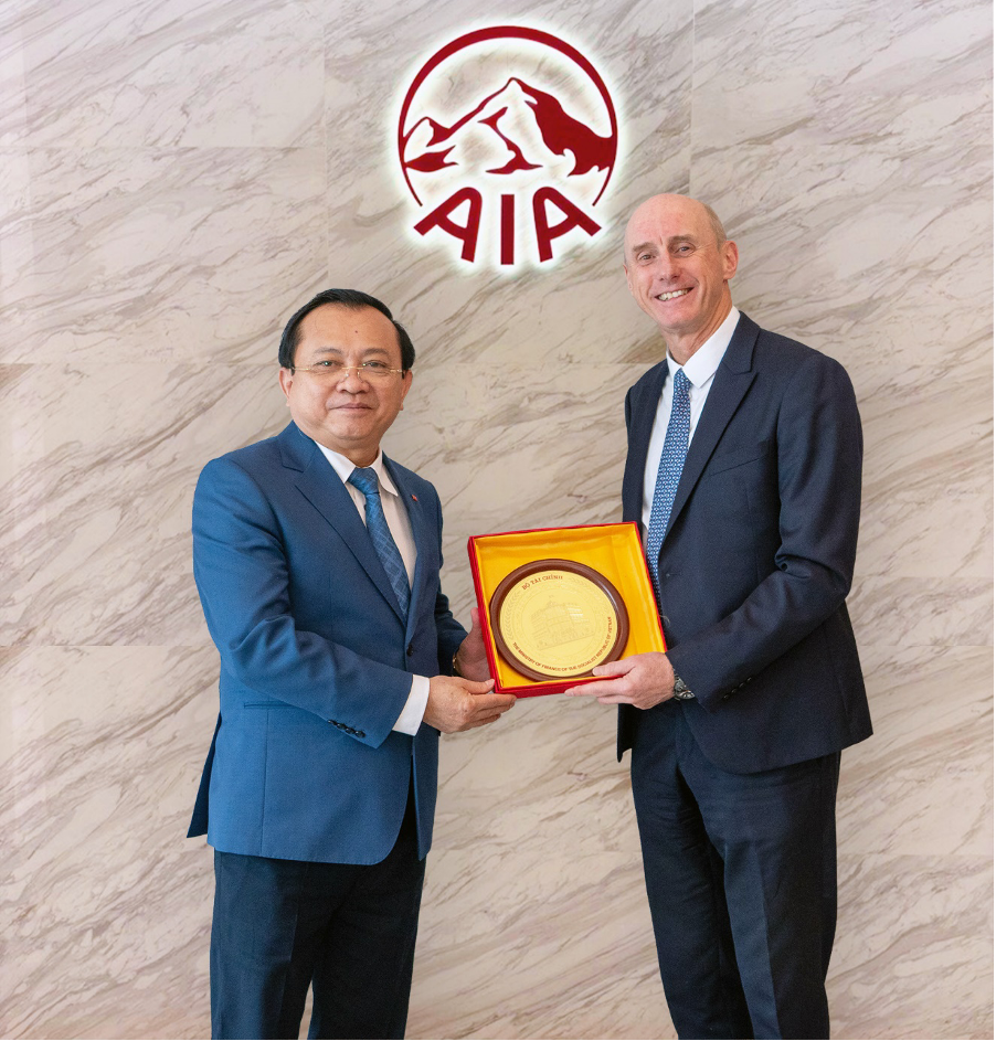 Vice Minister Le Tan Can presented the Ministry of Finance’s commemorative medal to AIA Group.
