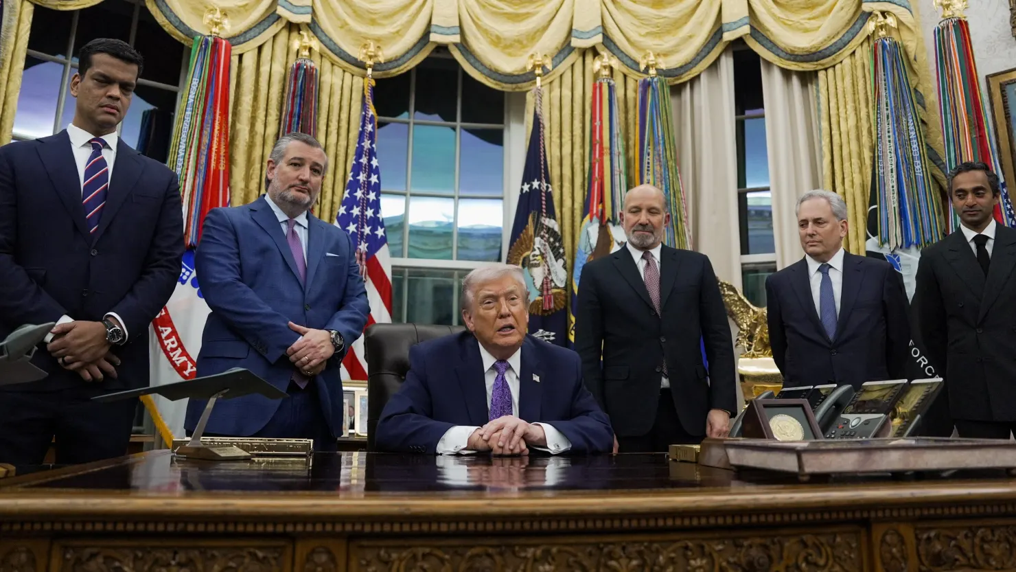 Khung cảnh ông Trump ký sắc lệnh “Ensuring a National Policy Framework for Artificial Intelligence” trong Phòng Bầu dục tại Nhà Trắng. 