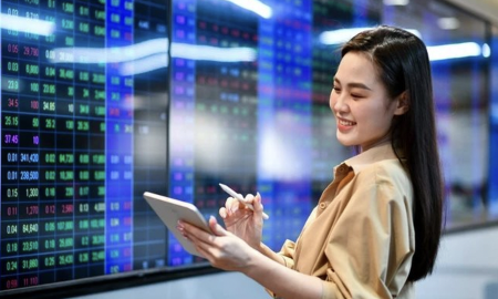 Tự doanh và tổ chức trong nước gom ròng trong phiên hoảng loạn cuối tuần