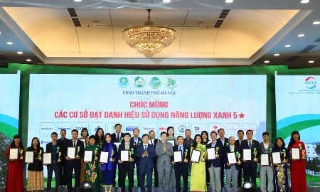 Các cơ sở đạt danh hiệu sử dụng năng lượng xanh 5 sao tại lễ trao danh hiệu. Ảnh: VGP