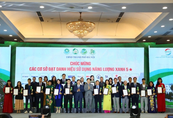 Các cơ sở đạt danh hiệu sử dụng năng lượng xanh 5 sao tại lễ trao danh hiệu. Ảnh: VGP