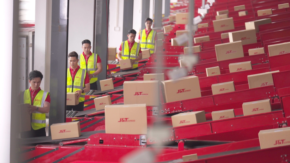 Những lao động được doanh nghiệp tăng cường tại các trung tâm khai thác và bưu cục.