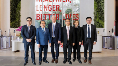 Vietnam's Ministry of Finance leaders hold talks with AIA Group in Hong Kong