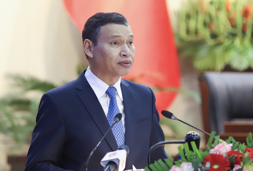 Phó Chủ tịch Thường trực UBND thành phố Hồ Kỳ Minh, báo cáo tình hình kinh tế xã hội thành phố giai đoạn 2021-2025 tại kỳ họp.