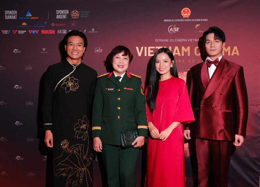 Đạo diễn Đặng Thái Huyền (thứ hai từ trái sang) cùng các diễn viên phim “Mưa đỏ” tại Lễ bế mạc.