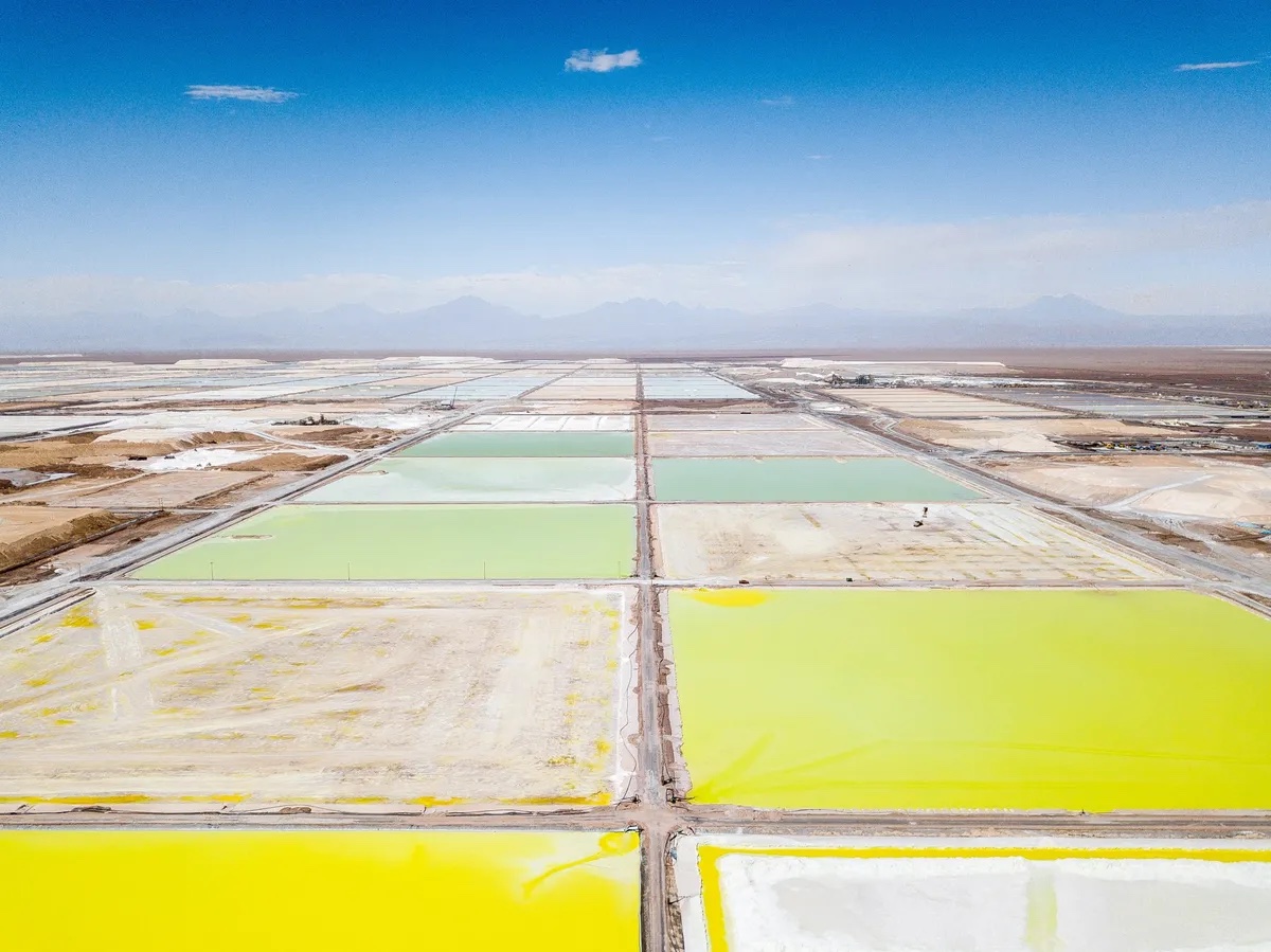 <i>Các hồ nước mặn tại một mỏ lithium trên vùng đồng bằng muối Atacama ở sa mạc Atacama, Chile. Ảnh: Bloomberg.</i>