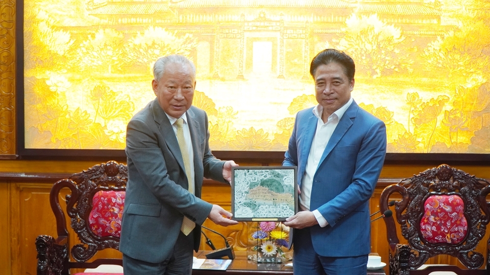 Chủ tịch UBND thành phố Huế Nguyễn Khắc Toàn tặng quà lưu niệm cho ông Nghiêm Giới Hoà