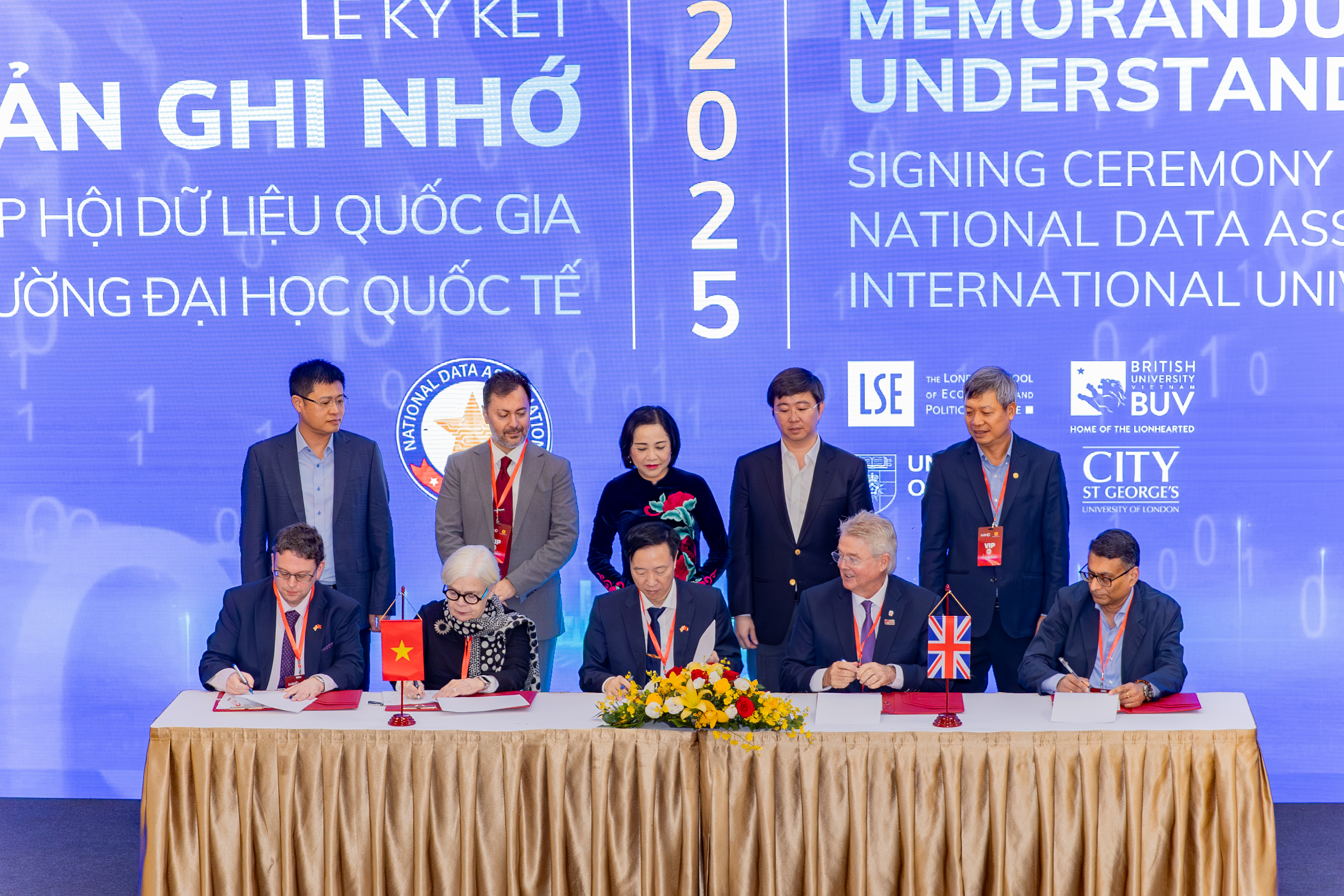 Lế ký kết Biên bản ghi nhớ hợp tác giữa Hiệp hội Dữ liệu Quốc gia và các trường đại học.