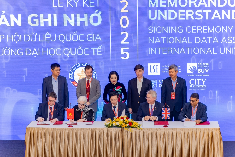 Lế ký kết Biên bản ghi nhớ hợp tác giữa Hiệp hội Dữ liệu Quốc gia và các trường đại học.