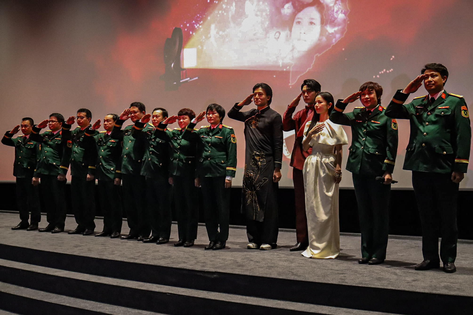 Đoàn làm phim “Mưa đỏ” tại buổi bế mạc Tuần lễ “Điện ảnh Việt Nam - Hành trình ánh sáng”