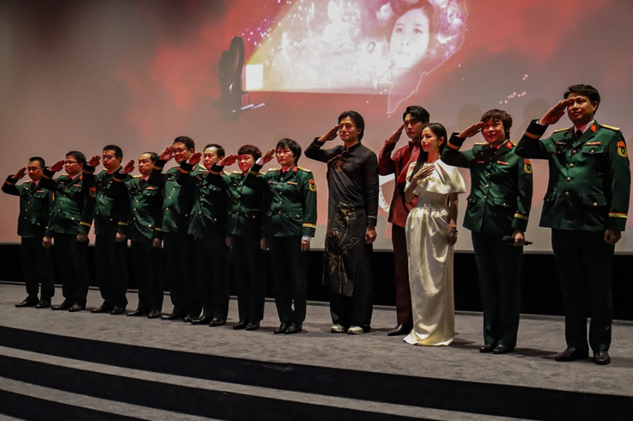 Đoàn làm phim “Mưa đỏ” tại buổi bế mạc Tuần lễ “Điện ảnh Việt Nam - Hành trình ánh sáng”