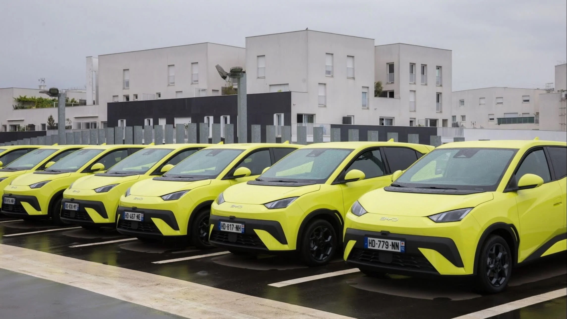 <i>Doanh số bán xe điện nói chung của Trung Quốc tăng 19%. Trong khi BYD, nhà sản xuất xe điện lớn nhất nước này, gặp khó khăn ở thị trường nội địa do sự cạnh tranh ngày càng tăng từ các công ty khởi nghiệp địa phương, hãng đã lập kỷ lục xuất khẩu xe điện trong tháng 10.</i>