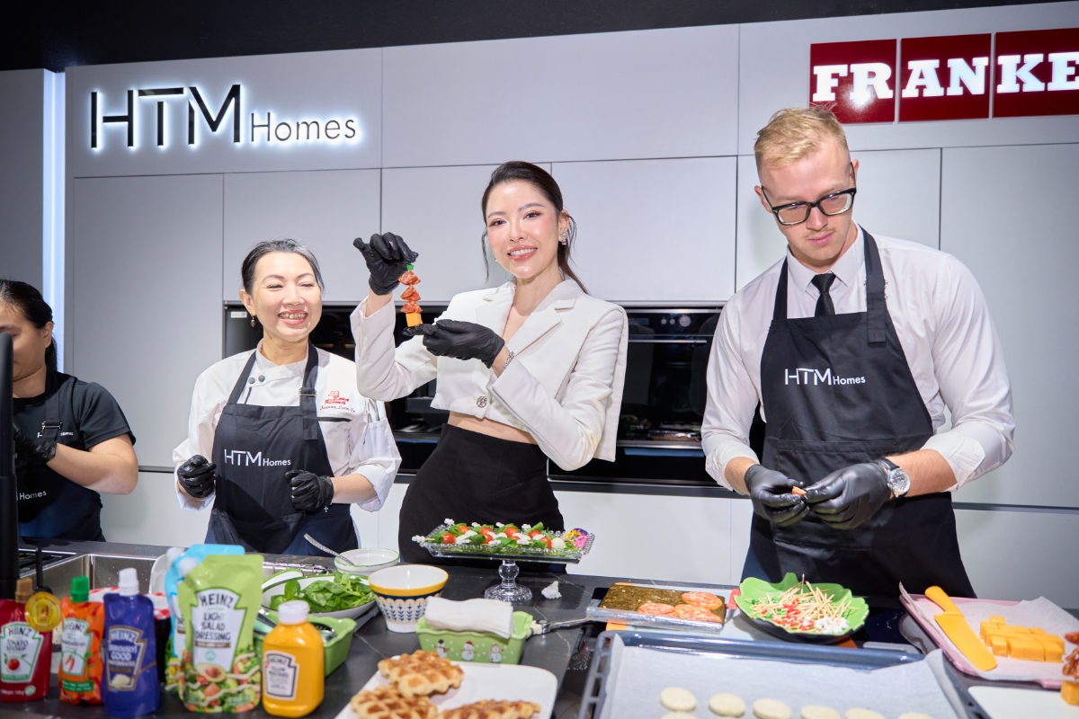 Hoa hậu, doanh nhân Nykky Đỗ trải nghiệm tại không gian trưng bày thương hiệu bếp Franke ở showroom HTM Homes.
