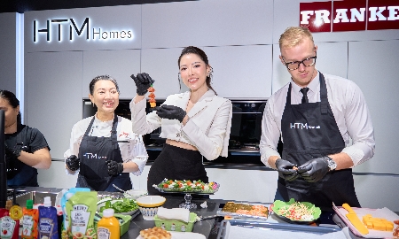 Hoa hậu, doanh nhân Nykky Đỗ trải nghiệm tại không gian trưng bày thương hiệu bếp Franke ở showroom HTM Homes.