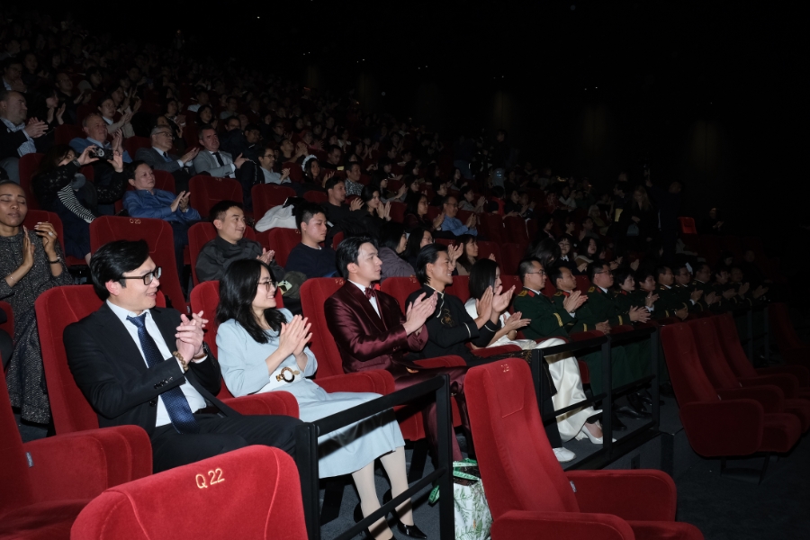 Lễ bế mạc có sự góp mặt của đoàn làm phim “Mưa đỏ” cùng nhiều diễn viên, đạo diễn người Việt.&nbsp;