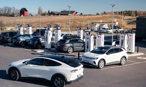 Doanh số xe điện tăng trưởng mạnh trên toàn cầu