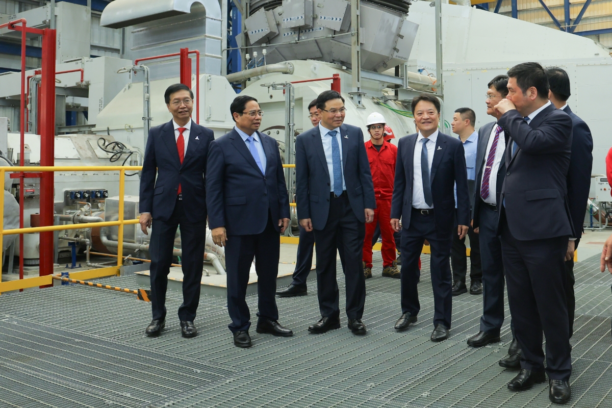 Thủ tướng và lãnh đạo Bộ, ngành, PVN, PVpower, Lilama đi tham quan nhà máy.