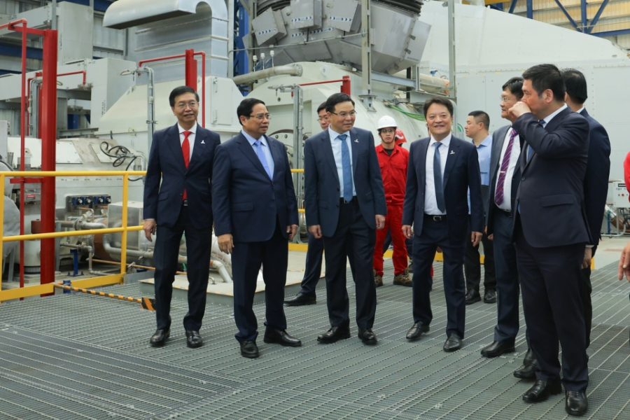 Thủ tướng và lãnh đạo Bộ, ngành, PVN, PVpower, Lilama đi tham quan nhà máy.