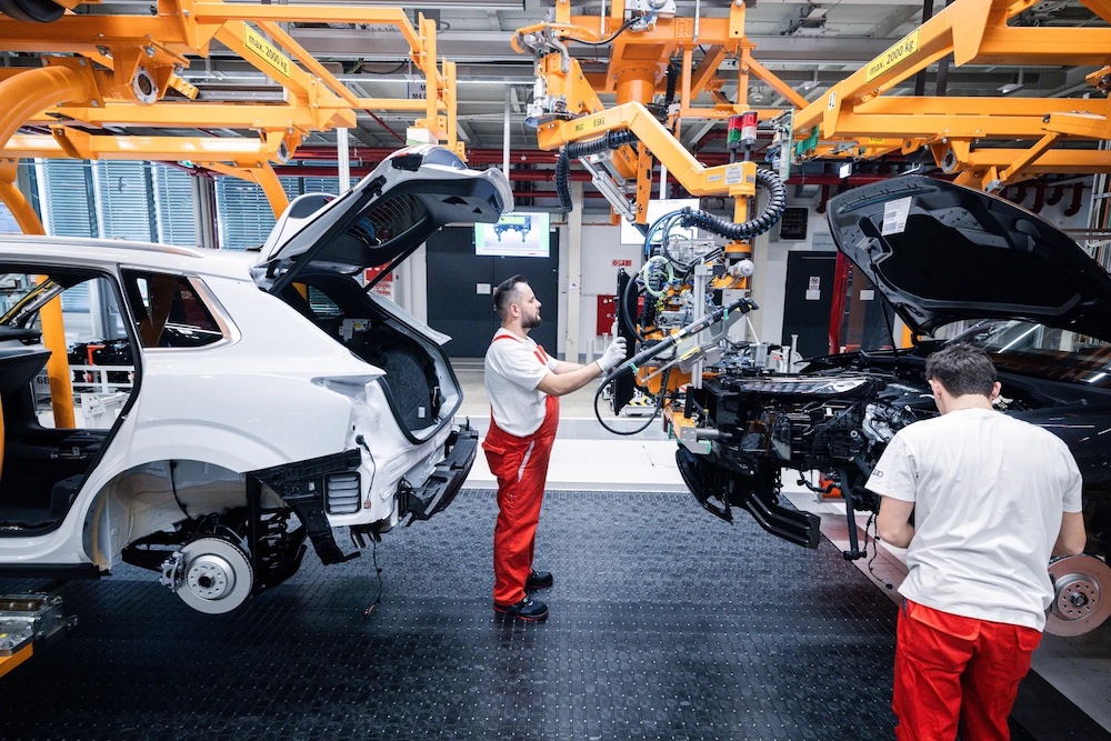 <i>Đối với các nhà sản xuất, sự trì hoãn này mang đến một khoảng thời gian ngắn để điều chỉnh lại các kế hoạch đầu tư đã bị ảnh hưởng bởi chi phí tăng cao và nhu cầu xe điện không chắc chắn. Ảnh: Bloomberg.</i>