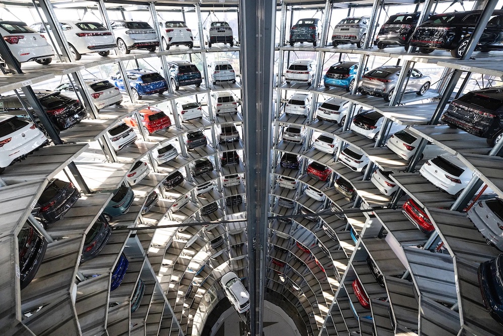 <i>Các nhà sản xuất ô tô đang gặp khó khăn của châu Âu sắp có được thời gian để thở phào nhẹ nhõm khi họ đang vật lộn với quá trình chuyển đổi sang các loại xe không phát thải. Đây là một thời điểm then chốt sẽ định hình tương lai của ngành vận tải lục địa này theo chiều hướng tốt hơn hay xấu hơn. Ảnh: Bloomberg.</i>