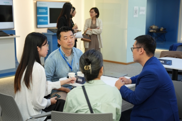 Các phiên kết nối giữa doanh nghiệp start-up và các tập đoàn lớn.