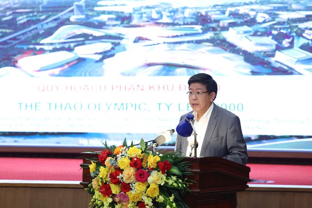 Phó Chủ tịch Thường trực UBND TP. Hà Nội Dương Đức Tuấn báo cáo hội nghị. Ảnh: VGP