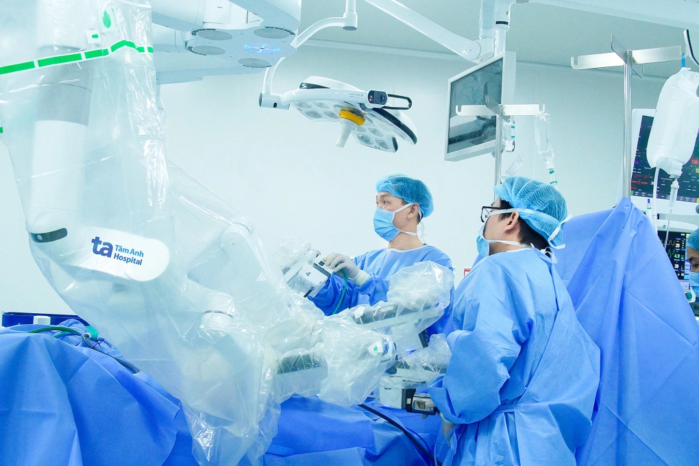 Phẫu thuật với sự hỗ trợ của robot Da Vinci Xi giúp giảm biến chứng phẫu thuật và hồi phục nhanh sau mổ.