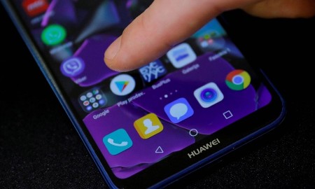 Theo luật mới, Google và Apple sẽ phải cho phép bên thứ ba vận hành các cửa hàng ứng dụng độc lập và cung cấp phương thức thanh toán riêng. Ảnh: REUTERS.
