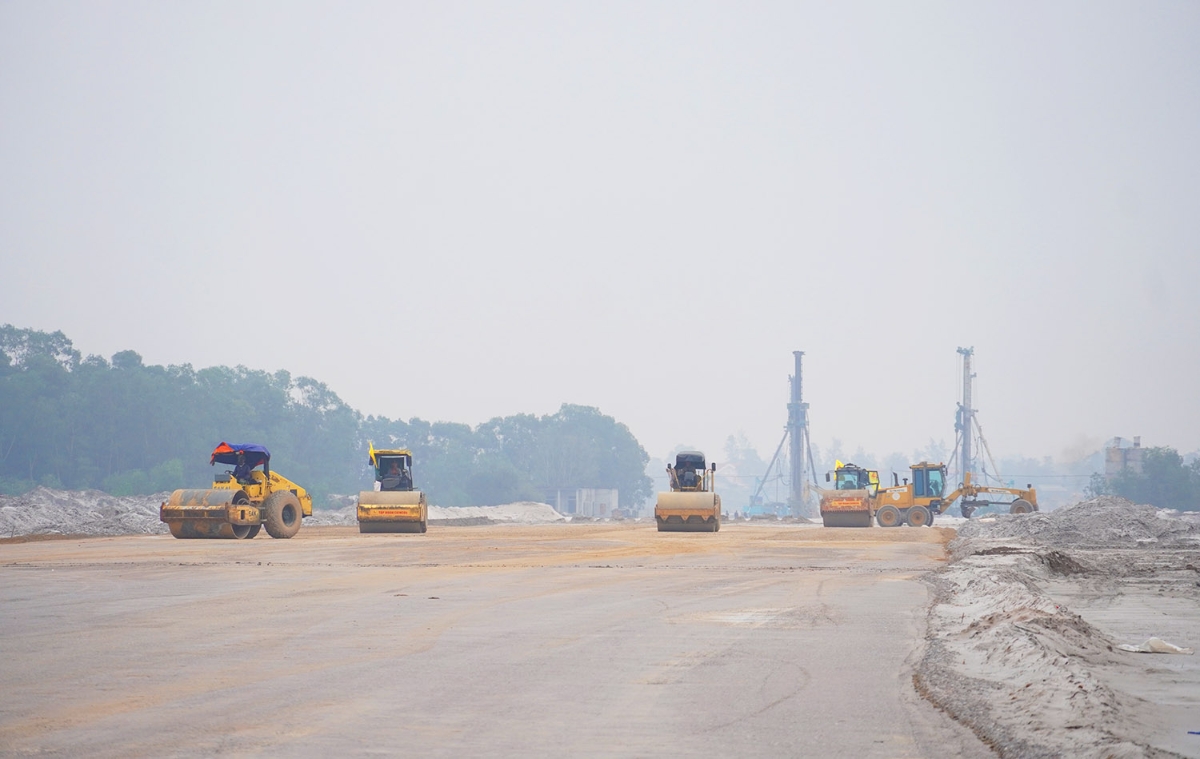 Khu vực thi công đường cất, hạ cánh đang được đẩy nhanh tiến độ